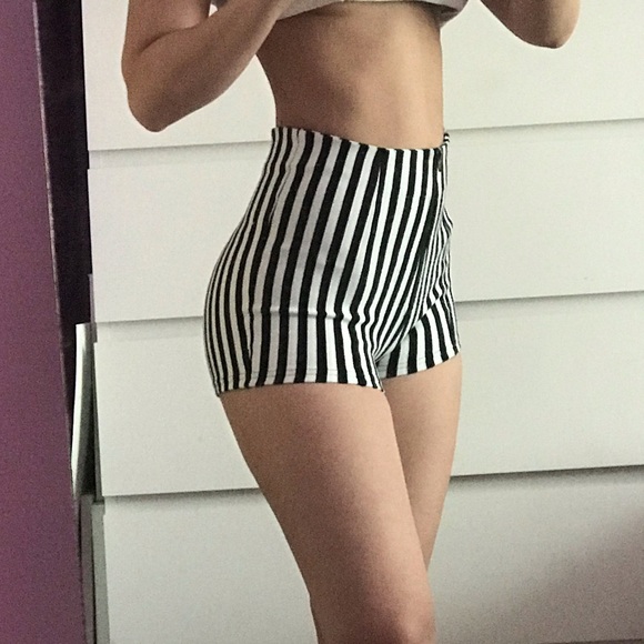 ๐ HIGH WAISTED SHORTS ๐ - Picture 3 of 4